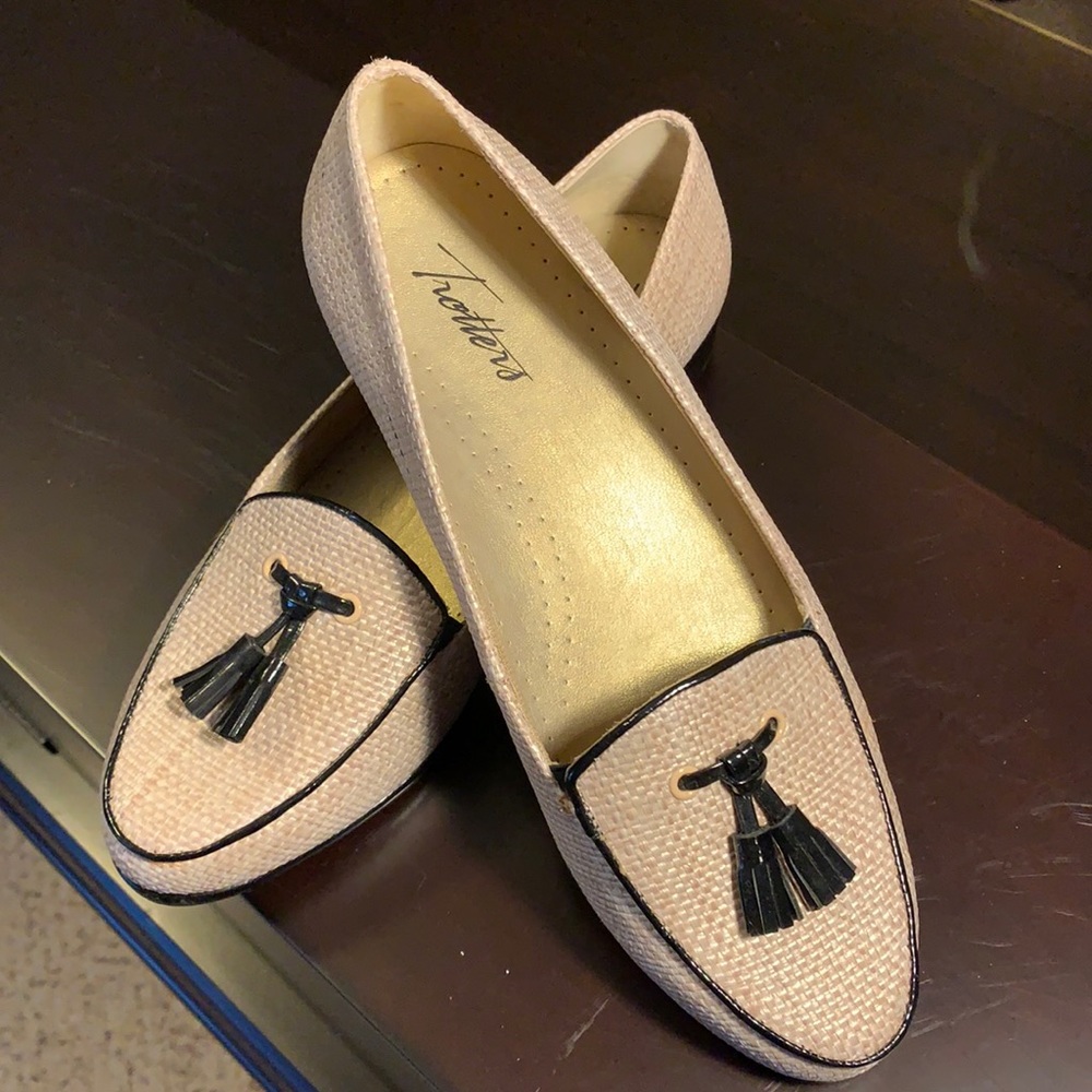 Trotters Raffia tasseled loafers.